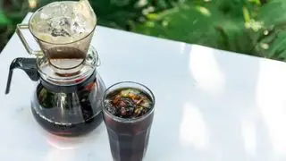 Une cafetière filtre préparant du café glacé sur une table