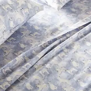 침대 위의 유기농 새틴 ​​인쇄 침대 시트.