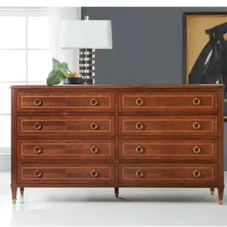 회색 벽에 붙어 있는 Wayfair Villenuve 옷장.