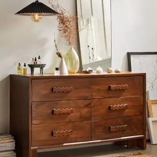 흰색 벽 위에 장신구를 얹은 Urban Outfitters Alonzo 옷장.