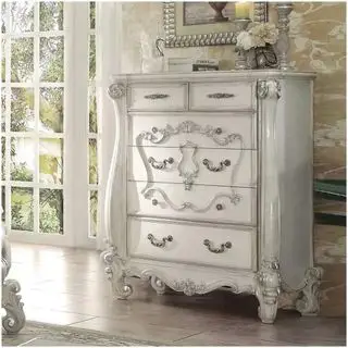 창문 옆 대리석 벽에 베르사유 옷장을 겨냥하세요.