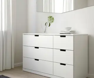 흰 벽에 IKEA 옷장이 있습니다.