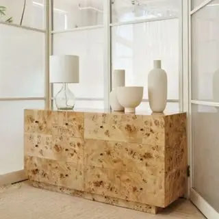 거울 공간에 장신구가 올려진 West Elm Burl 옷장.