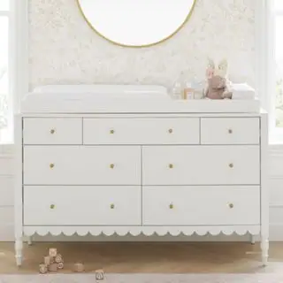 흰색 침실 벽에 놓인 West Elm 페니 옷장.