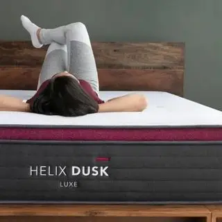Helix Dusk Luxe 매트리스에 거꾸로 누워 있는 사람.