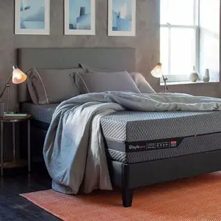 침실의 Layla 하이브리드 매트리스.