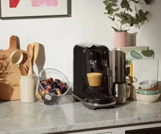 Máquina de café Nespresso em uma bancada