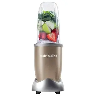 Un mélangeur Nutribullet Pro 900 rempli de glace et de fruits et légumes sur fond blanc