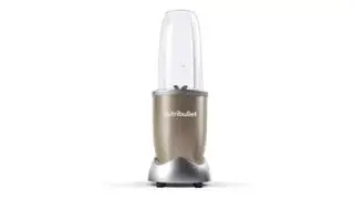 Un mélangeur NutriBullet 900 sur fond blanc