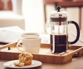 Une presse française sur un plateau avec un muffin