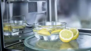 Un bol d'eau et des citrons au micro-ondes