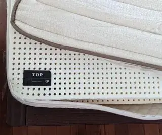 Une couche de latex Talalay à l’intérieur du matelas en latex biologique PlushBeds Botanical Bliss.