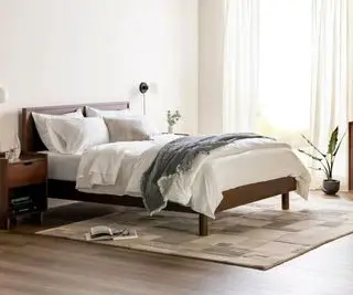 Enterre móveis em um quarto.