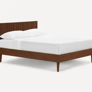 Cama Chorus com cabeceira de madeira sobre fundo branco.