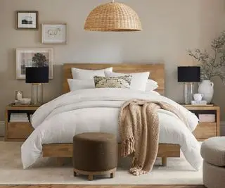 Móveis Pottery Barn em um quarto.