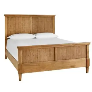 Cama Queen Marsden Patina Wood Finish em cana de madeira contra um fundo branco.