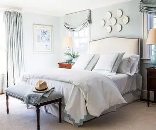 Uma mobília de quarto Kings Lane em um quarto.