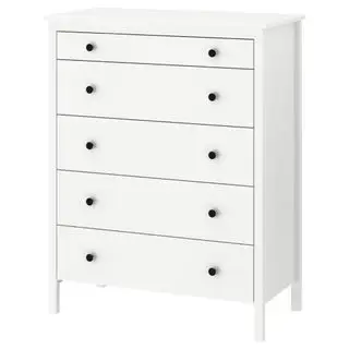 Cômoda Koppany com 5 gavetas sobre fundo branco.