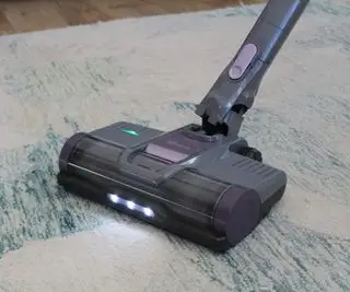 Prueba del modo portátil de la aspiradora de varilla inalámbrica Shark Pet en escaleras