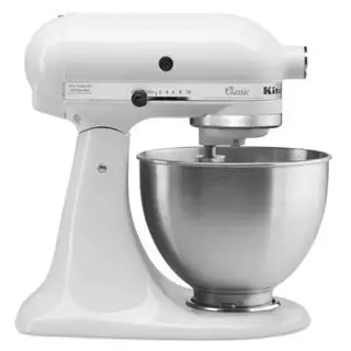 Un batteur sur socle KitchenAid Classic blanc sur fond blanc