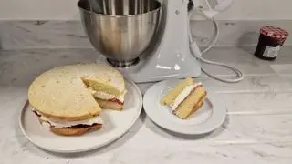 Une génoise Victoria réalisée dans le KitchenAid Classic