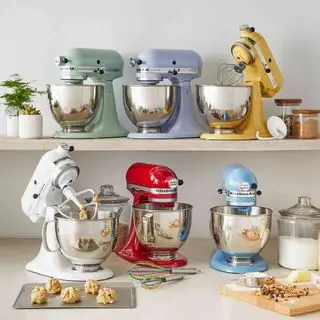 Batteurs sur socle KitchenAid Artisan en couleurs chez Sur La Table