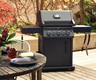 Weber vs Napoléon – quel grill est le meilleur de notre test ?