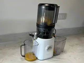 prêt à tester un smoothie glacé dans le Nama J2 Juicer
