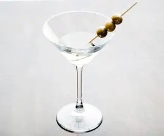 Un verre à martini avec des olives