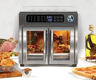 Friteuse à air à porte française en mode rôtissoire, rôtissant un poulet, reposant sur un comptoir de cuisine.