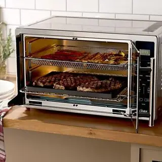 Friteuse à air Oster XL 11-en-1 sur un comptoir de cuisine.