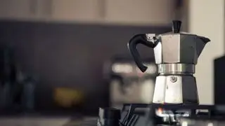 Une cafetière moka sur une cuisinière à gaz