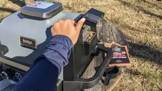 carne di manzo disidratata in una griglia all'aperto Ninja Woodfire