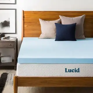 Surmatelas Lucid sur un lit.