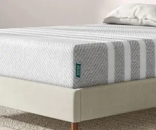 Materasso Leesa su un letto.