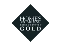 Materasso ibrido Tempur-Pedic ProAdapt a media rigidità in una camera da letto contemporanea