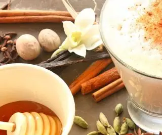 Un latte avec du miel, de la cardamome, de la vanille, de la cannelle et de la muscade