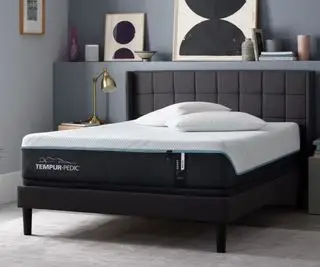 ブルーグレーの壁にテンピュール ペディック プロアダプト マットレス。