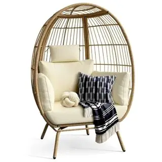 Una silla tipo huevo de mimbre Dextrus