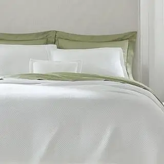 Collection Rombo sur un lit.