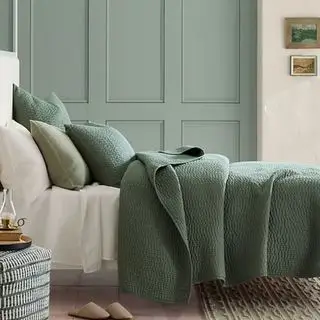 Garnet Hill Dream Quilt sur un lit.