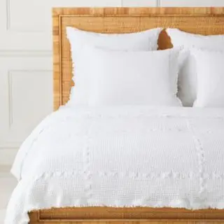 Couvre-lit au bord du lac sur un lit.