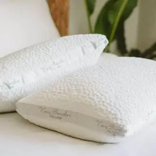 Nest Easy Breather Pillows sur un lit.
