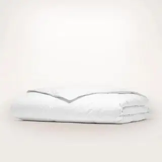 Insert de couette en duvet sur fond beige.