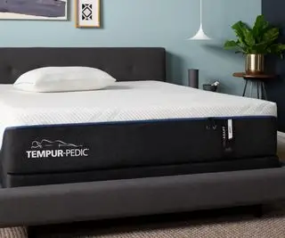 Um colchão Tempur-Pedic num quarto.