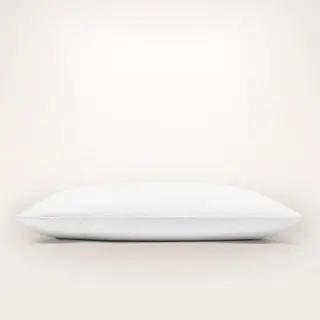 Cuscino a camera in basso su sfondo beige.