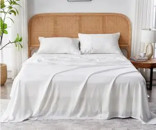 Lenzuola Sijo AiryWeight Eucalyptus su un letto.