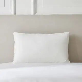 Cuscino alternativo deluxe in piuma su un letto.