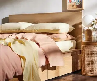 Biancheria da letto Limoncello Lino francese Copriletto su un letto.