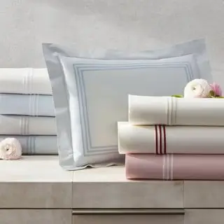 Fogli Bel Tempo Nocturne su un bancone su sfondo grigio.